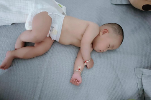 梨树县宝宝老打喷嚏怎么办